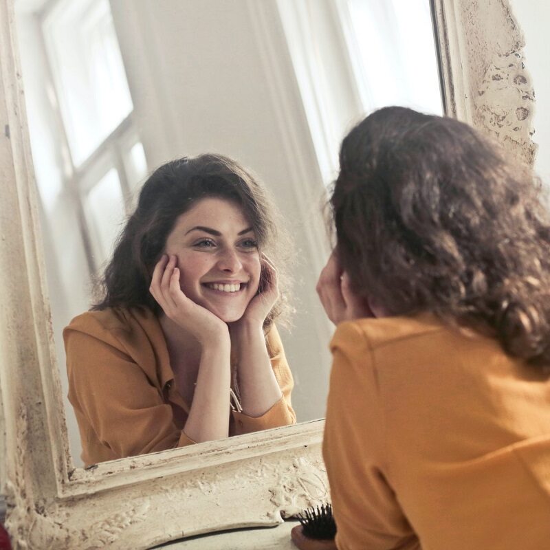 دختری در آینه