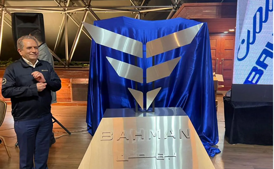 اما ماجرا تنها به تصویر فوق و وبسایت نکست تتوز خلاصه نمی‌شود. تصویر زیر نمونه دیگری از همین طرح است که توسط وبسایت Spread Shirt روی انواع مختلف لباس شامل تیشرت، هودی و … چاپ شده و به فروش می‌رسد. این وبسایت در حوزه فروش لباس و چاپ طرح‌های خلاقانه متنوع و حتی طرح‌های سفارشی فعالیت می‌کند. باز هم این طرح اگر به صورت عمودی از وسط برش خوردن و دو قسمت آن از هم فاصله بگیرد همان لوگوی جدید گروه بهمن به دست می‌آید.