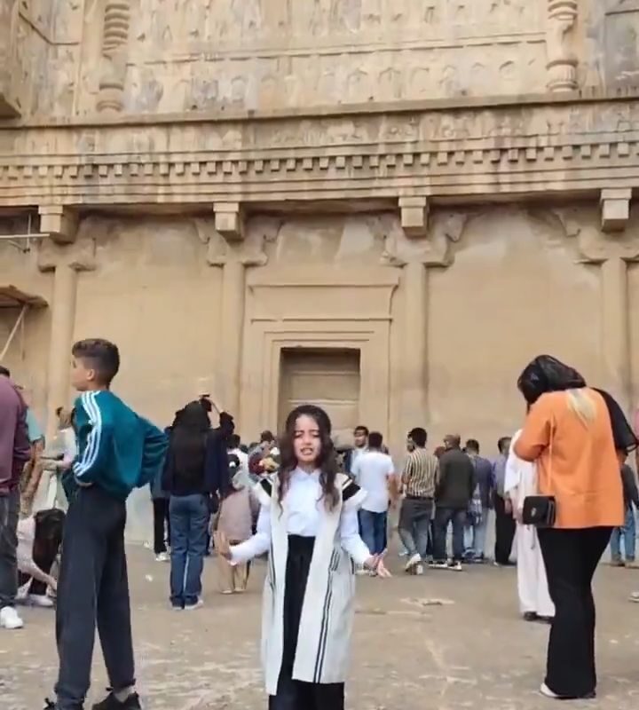 شاهنامه خوانی دخترک ایرانی در تخت پارسه